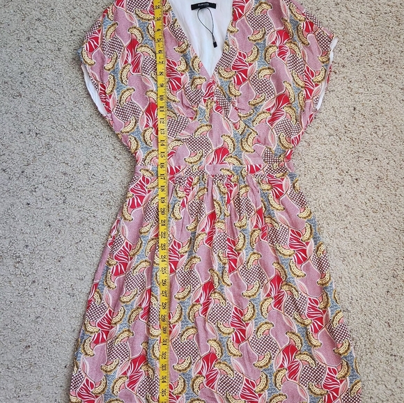 Burton of London V-Neck Red and Gold Floral Printed US Size 6 NWOT - Picture 10 of 11